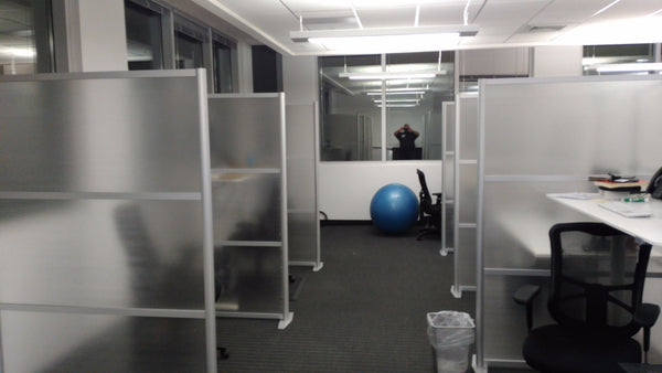 Modular Room Partition System to divide offices, desks, healthcare facilities, to divide rooms. Room dividers for offices, office cubicles, partition walls